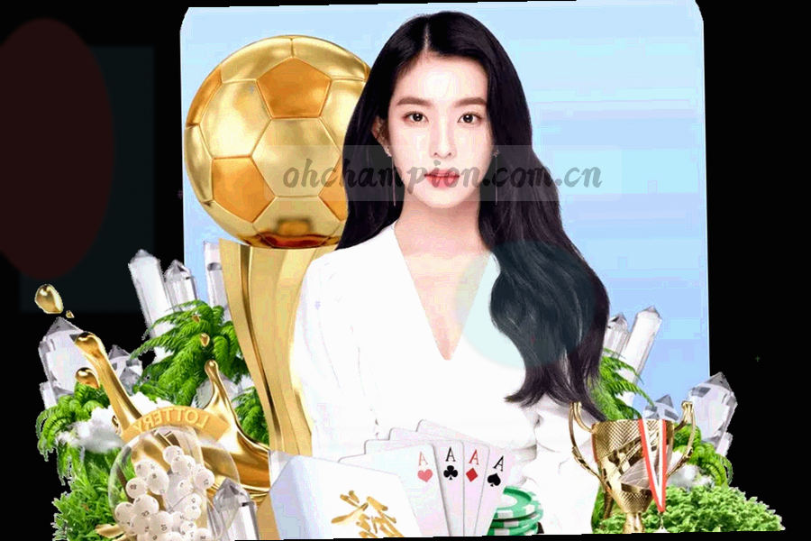 暗光桌面上的笔记本与屏幕光晕，画面左侧留出大面积阴影